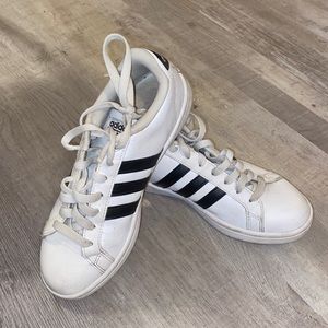 Women’s adidas originals. Great condition with tons of wear left in them!